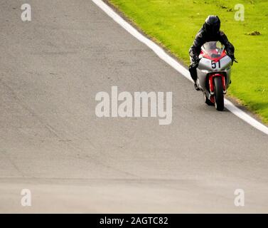 Course de Motos autour de la célèbre voie à Cadwell Park, en Angleterre, UK. Banque D'Images