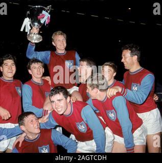 Photo de fichier en date du 19-05-1965 de West Ham United célébrer avec la coupe d'Europe des vainqueurs de coupe après leur victoire 2-0 : (rangée arrière, l-r) Alan Sealey, Martin Peters, Bobby Moore (avec cuvette), Geoff Hurst, John Sissons et Ken Brown. (Première rangée, l-r) Brian Chers, Ronnie Boyce et Jack Burkett. Banque D'Images