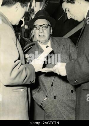 Homme politique italien Oronzo Reale (à gauche), secrétaire de Parti pri de parler aux journalistes, Rome, Italie 1960 Banque D'Images