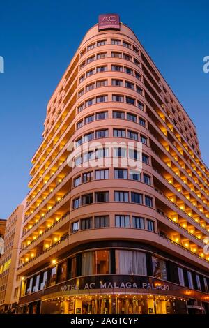 Hôtel AC Malaga Palacio au crépuscule, Málaga capital. Costa del Sol, Andalousie au sud de l'Espagne. L'Europe Banque D'Images