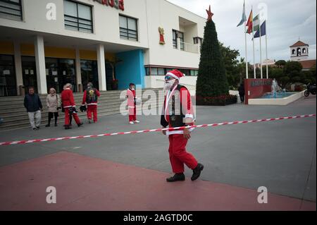 Malaga, Espagne. Dec 21, 2019. Un homme habillé en costume père noël vu après le V de jouets Torremolinos.Des centaines de motocycliste se retrouvent chaque année au centre-ville de Torremolinos, à participer à une course de bienfaisance habillés en costumes de Père Noël et de la collecte de jouets pour les enfants. Credit : SOPA/Alamy Images Limited Live News Banque D'Images