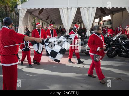 Malaga, Espagne. Dec 21, 2019. Un groupe de motocyclistes se préparer avant le V de jouets Torremolinos.Des centaines de motocycliste se retrouvent chaque année au centre-ville de Torremolinos, à participer à une course de bienfaisance habillés en costumes de Père Noël et de la collecte de jouets pour les enfants. Credit : SOPA/Alamy Images Limited Live News Banque D'Images