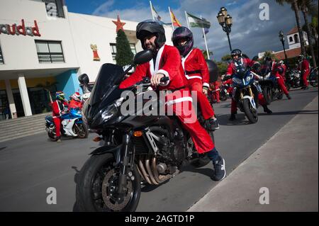 Malaga, Espagne. Dec 21, 2019. Un groupe de motocyclistes se préparer avant le V de jouets Torremolinos.Des centaines de motocycliste se retrouvent chaque année au centre-ville de Torremolinos, à participer à une course de bienfaisance habillés en costumes de Père Noël et de la collecte de jouets pour les enfants. Credit : SOPA/Alamy Images Limited Live News Banque D'Images