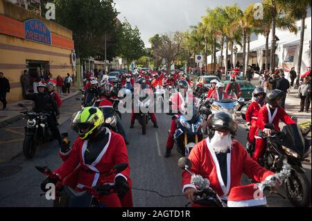 Malaga, Espagne. Dec 21, 2019. Un groupe de motocyclistes se préparer avant le V de jouets Torremolinos.Des centaines de motocycliste se retrouvent chaque année au centre-ville de Torremolinos, à participer à une course de bienfaisance habillés en costumes de Père Noël et de la collecte de jouets pour les enfants. Credit : SOPA/Alamy Images Limited Live News Banque D'Images