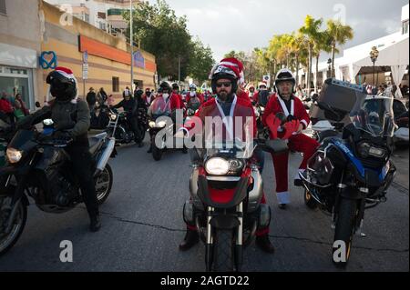 Malaga, Espagne. Dec 21, 2019. Un groupe de motocyclistes se préparer avant le V de jouets Torremolinos.Des centaines de motocycliste se retrouvent chaque année au centre-ville de Torremolinos, à participer à une course de bienfaisance habillés en costumes de Père Noël et de la collecte de jouets pour les enfants. Credit : SOPA/Alamy Images Limited Live News Banque D'Images