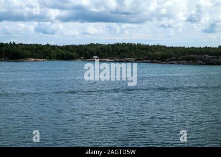 La photo d'un ferry entre la Suède et la Finlande. Les petites iles suédoises sont visibles depuis le bateau. Banque D'Images
