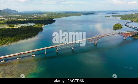 San Juanico pont reliant deux îles aux Philippines. Pont-route entre les îles, vue du dessus. Billet d'été et vacances. Banque D'Images