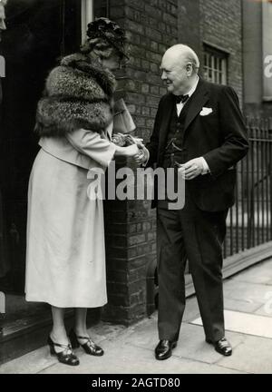 Première Dame des États-Unis Eleanor Roosevelt se serrer la main avec le Premier ministre britannique, Sir Winston Churchill, Hyde Park Gate, London, UK, avril 1948 Banque D'Images