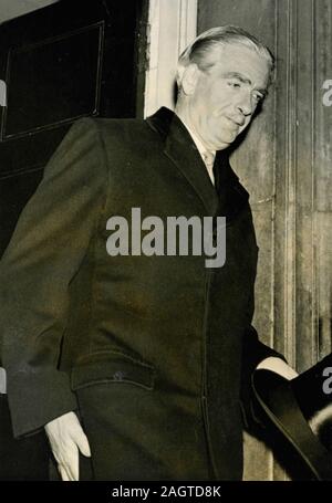Le Premier ministre britannique Anthony Eden laissant No 10 Downing Street, London, UK 1957 Banque D'Images