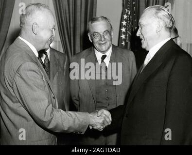 Le président américain Dwight Eisenhower se serrer la main avec le Chancelier de la République fédérale d'Allemagne Konrad Adenauer, alors que le secrétaire d'Etat américain John Foster Dulles observe, Washington, DC, USA 1955 Banque D'Images