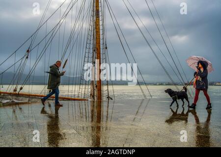 Personnes marchant sur un jour de pluie le long de la promenade du front de Muelle Calderon, le Paseo de Pereda. La mer cantabrique Santander. Cantabrie espagne. L'Europe Banque D'Images