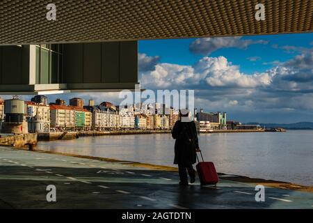 Vue de la baie ; ville de Santander et personne qui marche avec une valise de Botin Centre Musée d'art et de culture. Botin Foundation ; architecte Renzo Pian Banque D'Images