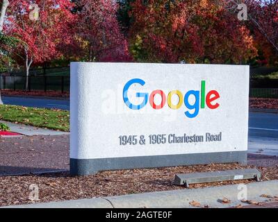 Logo Google arbres signalisation avec feuilles rouges en automne 1945 sur charleston Road, Mountain View, Californie, USA, Mai 2019 Banque D'Images