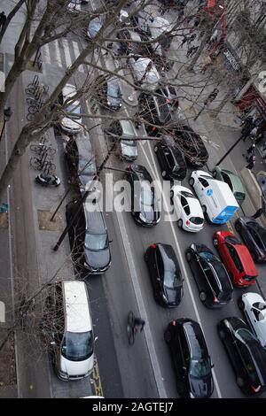 Le trafic à l'arrêt que la grève se poursuit à Noël, provoquant le chaos de voyage, Boulevard Barbès, Paris, France - 21 Décembre 2019 Banque D'Images