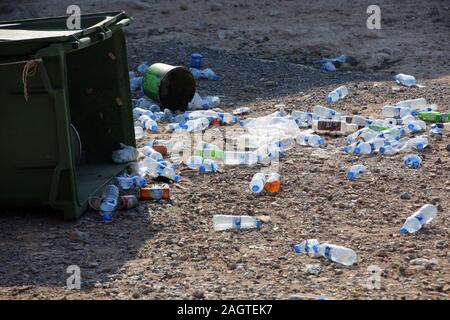 Leere aus Wasserflaschen Müllcontainer umgestürzten vor einem Plastik, Republik Nordzypern Dipkarpaz, France Banque D'Images