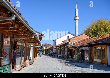 Des boutiques traditionnelles dans le vieux bazar Ottoman dans la ville de Gjakova, Gjakova, dans la République du Kosovo, dans le centre des Balkans. Banque D'Images