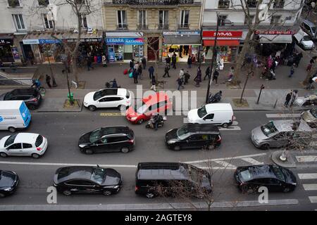 Le trafic important et les piétons que Paris grève des transports provoque une interruption de voyage, Boulevard Barbès, Paris, France Banque D'Images