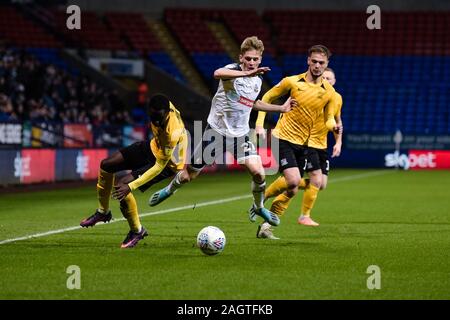 BOLTON, ANGLETERRE - 21 décembre le milieu de terrain des Bolton Wanderers Ronan Darcy et Southend United defender Elvis Bwomono pendant le ciel parier Ligue 1 match entre Bolton Wanderers et Southend United à l'Université de Bolton, Bolton Stadium le samedi 21 décembre 2019. (Crédit : Andy Whitehead | MI News) photographie peut uniquement être utilisé pour les journaux et/ou magazines fins éditoriales, licence requise pour l'usage commercial Crédit : MI News & Sport /Alamy Live News Banque D'Images