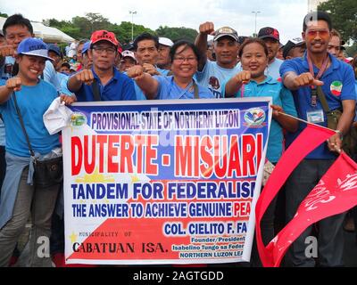 Manille, Philippines. Dec 21, 2019. Maintenez une bannière Duterte partisans pendant la manifestation.Les partisans du Président Rodrigo Duterte troupe à Quirino Grandstand à Manille. Le Front de libération nationale Moro (MNLF), l'Armée de libération du peuple de la Cordillère (CPLA) et autres personnes de différentes régions des Philippines montrent leur soutien au Président Duterte pour réclamer à la fois de fédéralisme et d'un gouvernement révolutionnaire. Credit : SOPA/Alamy Images Limited Live News Banque D'Images