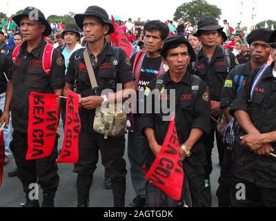 Manille, Philippines. Dec 21, 2019. Les membres de la Cordillère de l'Armée Populaire de Libération (CPLA) tenir des pancartes pendant la manifestation.Les partisans du Président Rodrigo Duterte troupe à Quirino Grandstand à Manille. Le Front de libération nationale Moro (MNLF), l'Armée de libération du peuple de la Cordillère (CPLA) et autres personnes de différentes régions des Philippines montrent leur soutien au Président Duterte pour réclamer à la fois de fédéralisme et d'un gouvernement révolutionnaire. Credit : SOPA/Alamy Images Limited Live News Banque D'Images