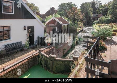 Petite écluse située sur le Doelland street dans le vieux centre d'Edam en Hollande Banque D'Images