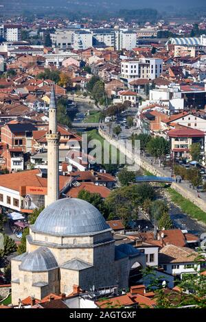 Regardant vers le bas sur la ville de Prizren, avec la Mosquée de Sinan Pacha et de la vieille ville à l'avant-plan et le Pec Bistrica rivière qui traverse les 100 Banque D'Images