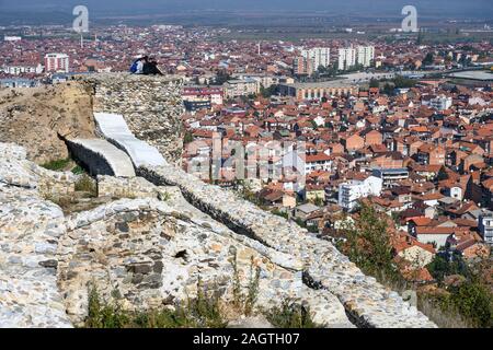 Regardant vers le bas sur la ville de Prizren de les remparts de la forteresse de Dusan. République du Kosovo, Balkans central. Banque D'Images