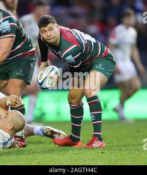 21.12.2019 Leicester, Angleterre. Rugby Union. Le Tigre Le demi de mêlée Ben Youngs fait tourner la bille de large au cours de la Premiership match 6 Ronde Gallagher a joué entre Leicester Tigers et Exeter Chiefs au Welford Road Stadium, Leicester. © Phil Hutchinson/Alamy Live News Banque D'Images