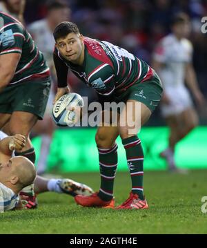 21.12.2019 Leicester, Angleterre. Rugby Union. Le Tigre Le demi de mêlée Ben Youngs fait tourner la bille de large au cours de la Premiership match 6 Ronde Gallagher a joué entre Leicester Tigers et Exeter Chiefs au Welford Road Stadium, Leicester. © Phil Hutchinson/Alamy Live News Banque D'Images