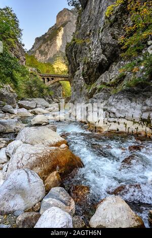 L'automne dans l'Rugova canyon, une des canyons le plus long d'Europe, près de la ville de Pec (PEJA) dans la République du Kosovo, Balkans central. Banque D'Images