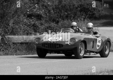 PESARO COLLE SAN BARTOLO , ITALIE - MAI 17 - 2018 : Ferrari 750 Spider MONZA SCAGLIETTI 1954 sur une vieille voiture de course en rallye Mille Miglia 2018 la célèbre Banque D'Images