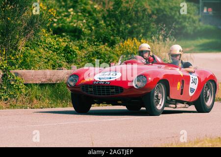 PESARO COLLE SAN BARTOLO , ITALIE - MAI 17 - 2018 : Ferrari 750 Spider MONZA SCAGLIETTI 1954 sur une vieille voiture de course en rallye Mille Miglia 2018 la célèbre Banque D'Images