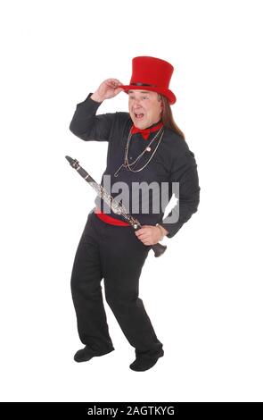 Un homme autochtone dans une chemise noire et pantalon et red hat danse avec sa clarinette dans sa main, isolée pour fond blanc Banque D'Images