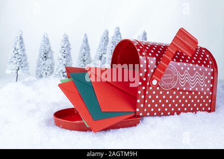 Santa Claus Noël post le blanc de la neige et les arbres de Noël arrière-plan Banque D'Images