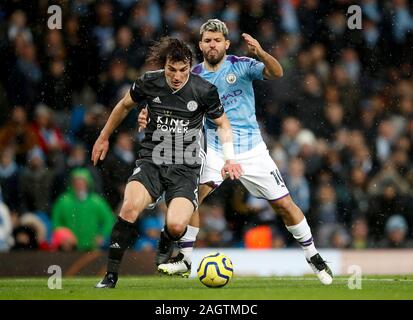 Leicester City's Caglar Soyuncu (à gauche) et du Manchester City Sergio Aguero bataille pour la balle durant le premier match de championnat à l'Etihad Stadium, Manchester. Banque D'Images