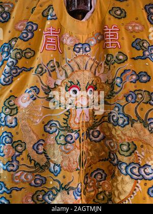 Close up detail de la main broderie sur soie vietnamienne robe impériale avec le dragon de la famille royale Nanyue, Hanoi, Vietnam, Asie Banque D'Images