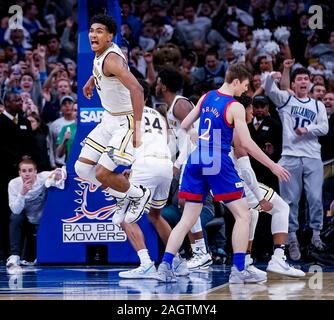 Philadelphia, PA, USA. Dec 21, 2019. 21 décembre 2019 : l'avant Villanova Jermaine Samuels # 23 célèbre la victoire après le match de basket-ball de NCAA entre le Kansas Jayhawks et Villanova Wildcats au Wells Fargo Center de Philadelphie, Pennsylvanie. Villanova a gagné 56-55. Scott Serio/Cal Sport Media/Alamy Live News Banque D'Images