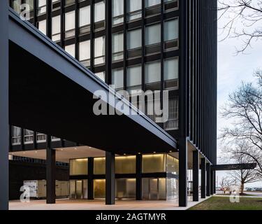 Vue extérieure de niveaux inférieurs, hall et plaza de 860-880 N. Lake Shore Drive, conçu par Mies Van Der Rohe. Banque D'Images
