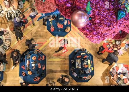 Le centre de Londres, Londres, 21 déc 2019. À la liberté des consommateurs Ministère de stopre ci-dessus. Shoppers dans Oxford Street, Regent Street et Bond Street se précipiter pour faire leurs achats de dernière minute à temps pour Noël, alors que les boutiques ont déjà commencé des rabais sur plusieurs produits. Banque D'Images