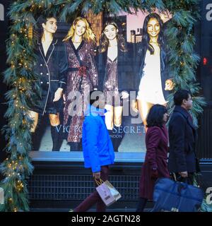 Le centre de Londres, Londres, 21 déc 2019. Shoppers dans Oxford Street, Regent Street et Bond Street se précipiter pour faire leurs achats de dernière minute à temps pour Noël, alors que les boutiques ont déjà commencé des rabais sur plusieurs produits. Banque D'Images