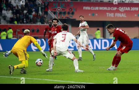 Roberto Firmino de Liverpool marque son premier but de côtés du jeu pendant la finale de la Coupe du Monde des Clubs de la FIFA au Khalifa International Stadium, Doha. Banque D'Images