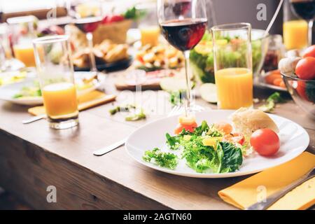 Table sale après les vacances, la famille mangeait et repose Banque D'Images