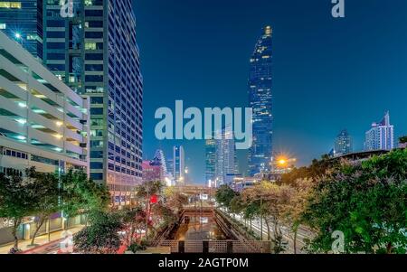 L'Asie, Thaïlande, Bangkok, nuit paysage urbain de Bangkok, Silom District. Tour de pixel Banque D'Images