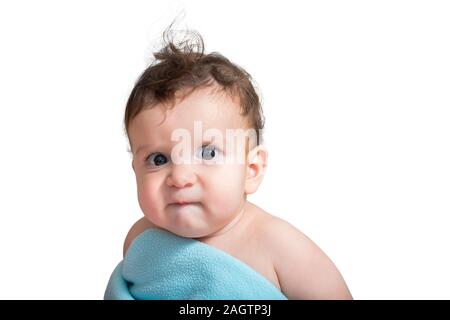 A 9 Mois Bebe Garcon Se Mordit La Levre Avec Un Visage En Colere Comme Un Petit Patron Recouverts D Une Couverture Bleue Sur Fond Blanc Photo Stock Alamy