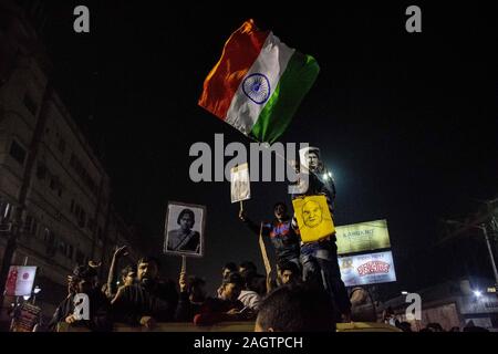 21 décembre 2019, Kolkata, Bengale occidental, Inde : les étudiants protestent contre la modification de la Loi sur la citoyenneté (CAA) et le CNRC(Registre National des citoyens) sur route, à Kolkata, Bengale occidental.Une protestation massive contre la CAA et le pari pris par de nombreux étudiants en décembre 21. Le gouvernement a imposé la loi qui empêche les rassemblements de quatre personnes ou plus connu sous le nom de Uttarpradesh 144 et selon la presse dans des parties de New Delhi ainsi . Les couvre-feux remian en place dans certains secteurs. Internet, services de communication mobiles ont été suspendus dans de nombreux domaines à la direction du gouvernement Banque D'Images