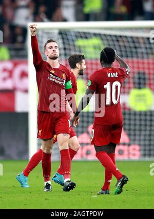 Le centre de Liverpool, Jordan Henderson (à gauche) célèbre la victoire après la finale de la Coupe du Monde des Clubs de la FIFA au Khalifa International Stadium, Doha. Banque D'Images