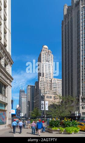 Vue vers le bas le Magnificent Mile vers l'Hôtel Intercontinental Chicago Tribune Tower avec à droite, N Michigan Avenue, Chicago, Illinois, États-Unis Banque D'Images