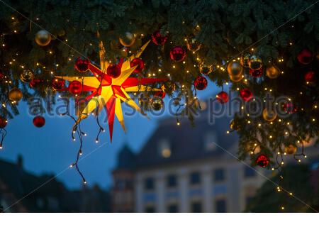 Un tir de lumières de Noël au marché de Noël à Coburg, Allemagne. Rose des températures à Coburg récemment et la Noël est également prévue pour être doux. Banque D'Images