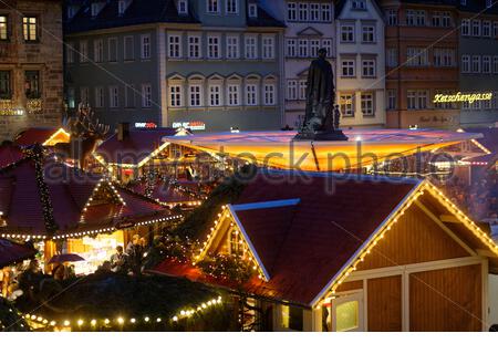 Une photo du marché de Noël à Coburg, Allemagne, avec la statue du Prince Albert dans l'arrière-plan. Aujourd'hui, les températures ont augmenté à Coburg avec un soleil brillant d'une grande partie de la matinée. Le Noël est également prévue pour être doux. Banque D'Images