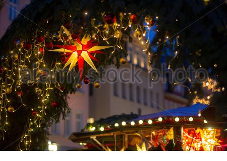 Une photo du marché de Noël à Coburg, Allemagne. Aujourd'hui, les températures ont augmenté à Coburg avec un soleil brillant d'une grande partie de la matinée. Le Noël est également prévue pour être doux. Banque D'Images